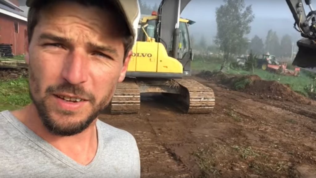 DIGGING A LEVEL PAD FOR A BIG POLYTUNNEL